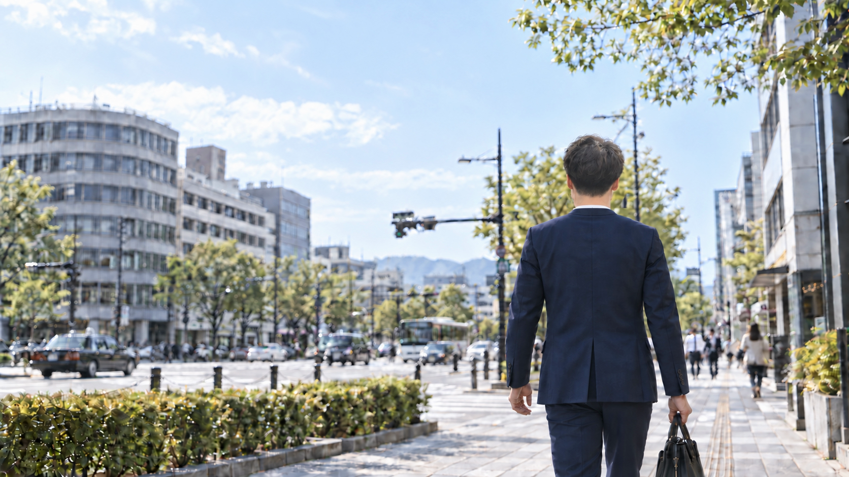 日本の街を仕事へ向かって歩く後ろ姿