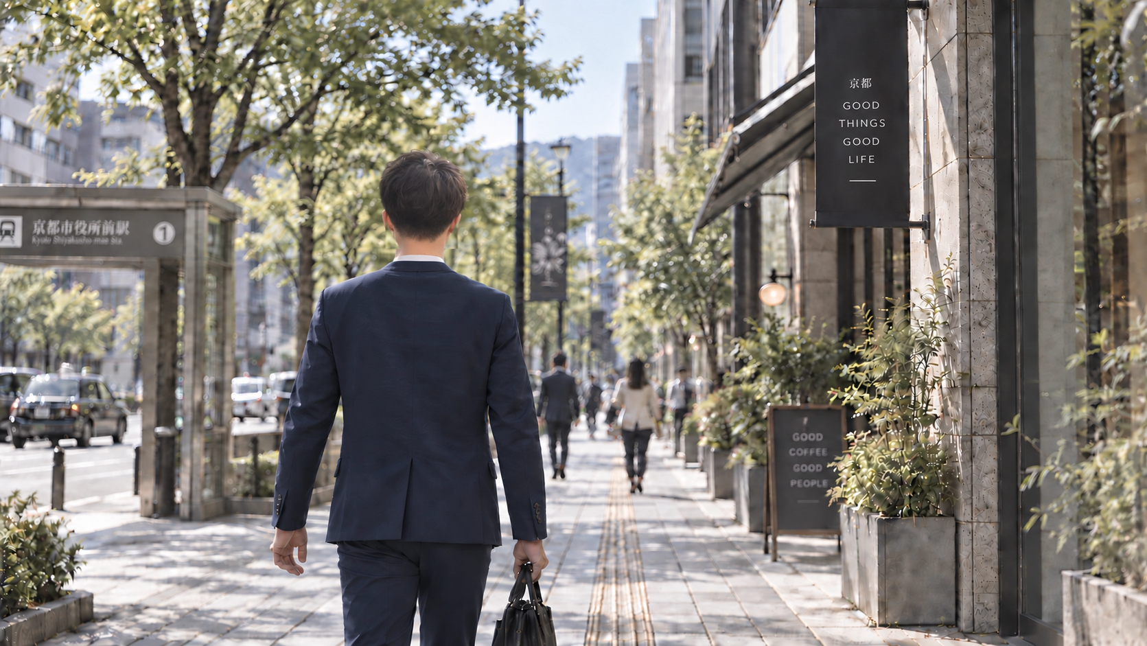 緑のある日本の街を歩く後ろ姿